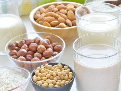 Il boom del latte alternativo: in crescita del 27% la vendita di soia, avena, riso o mandorla 
