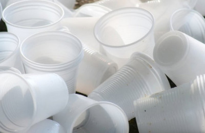 Le lobby fanno causa contro il bando della plastica in Francia 