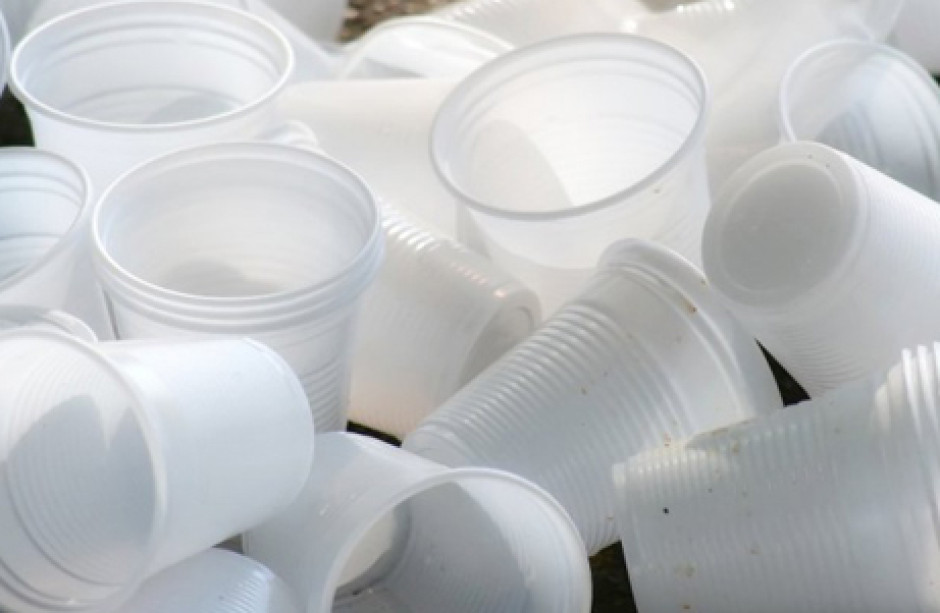 Le lobby fanno causa contro il bando della plastica in Francia 